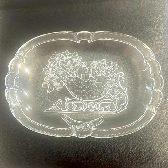 Vintage Mikasa Japan Santa’s Sleigh Frost pattern clear glass serving platter. - Picture 7 of 11
